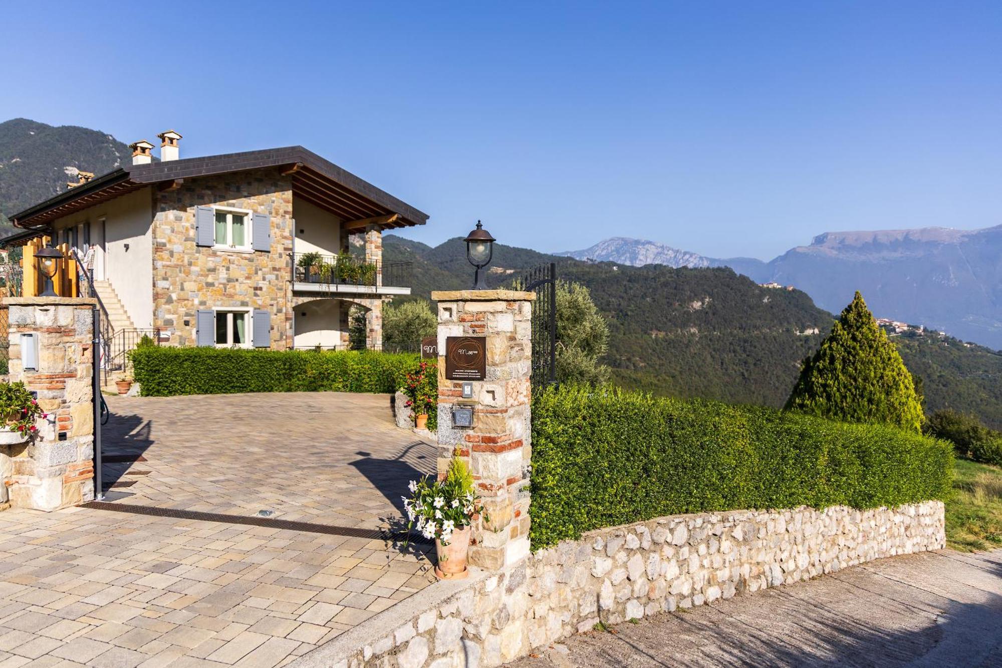 Mos Country House Tremosine Екстериор снимка